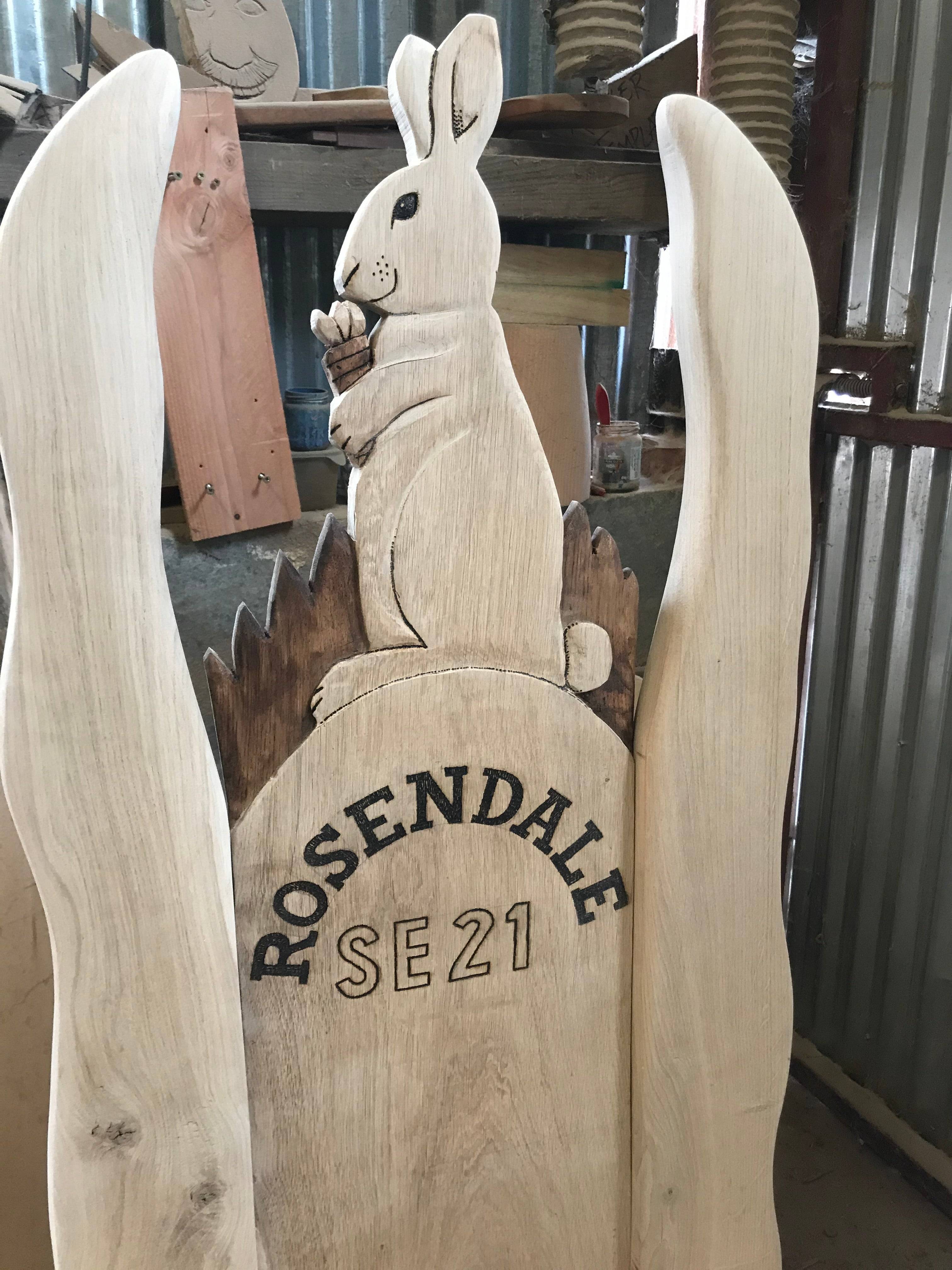 Rosendale SE21 lapin chaise en chêne sculptée dans l'atelier