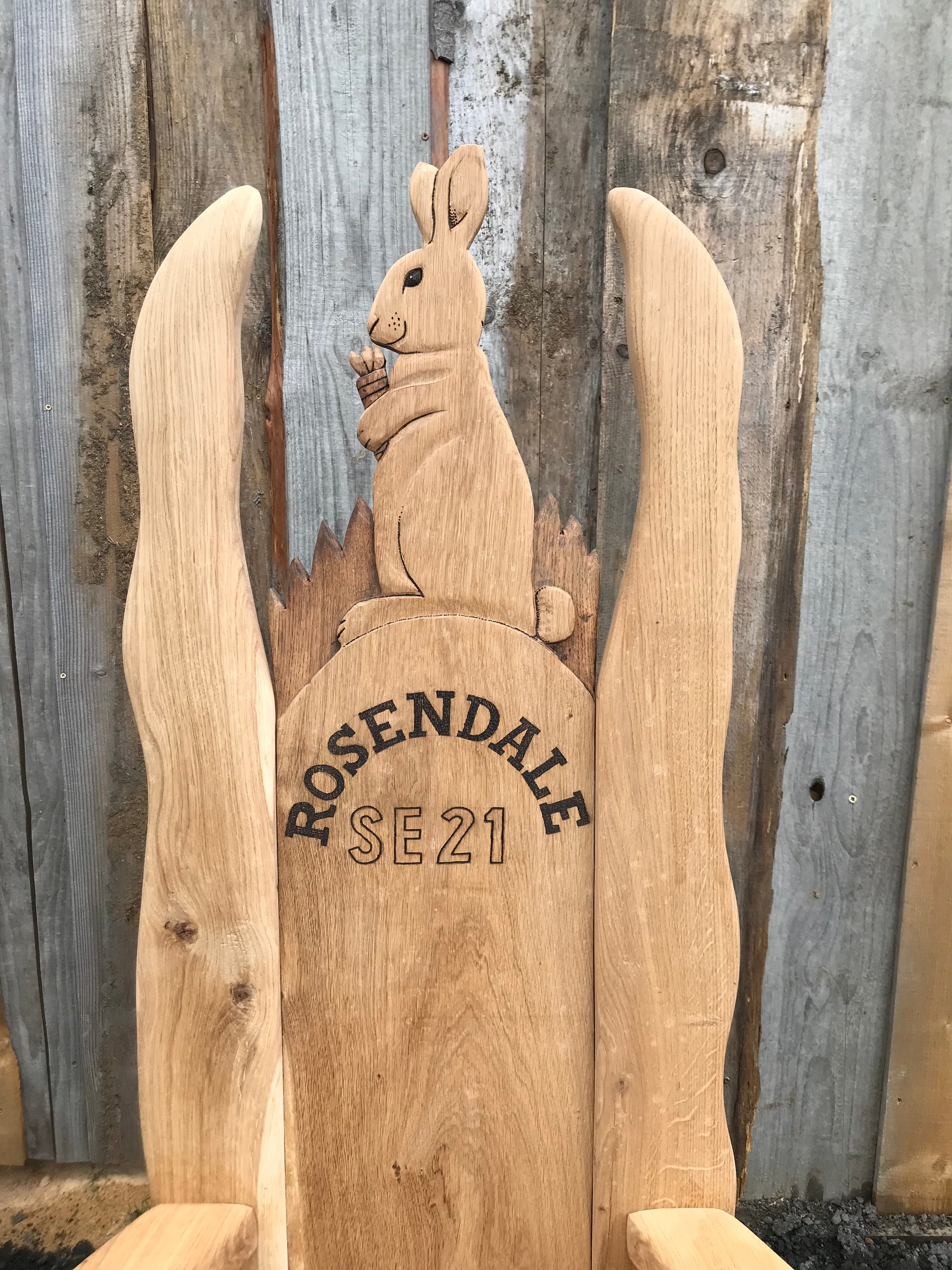 Chaise en bois avec sculpture de lapin et inscription Rosendale.