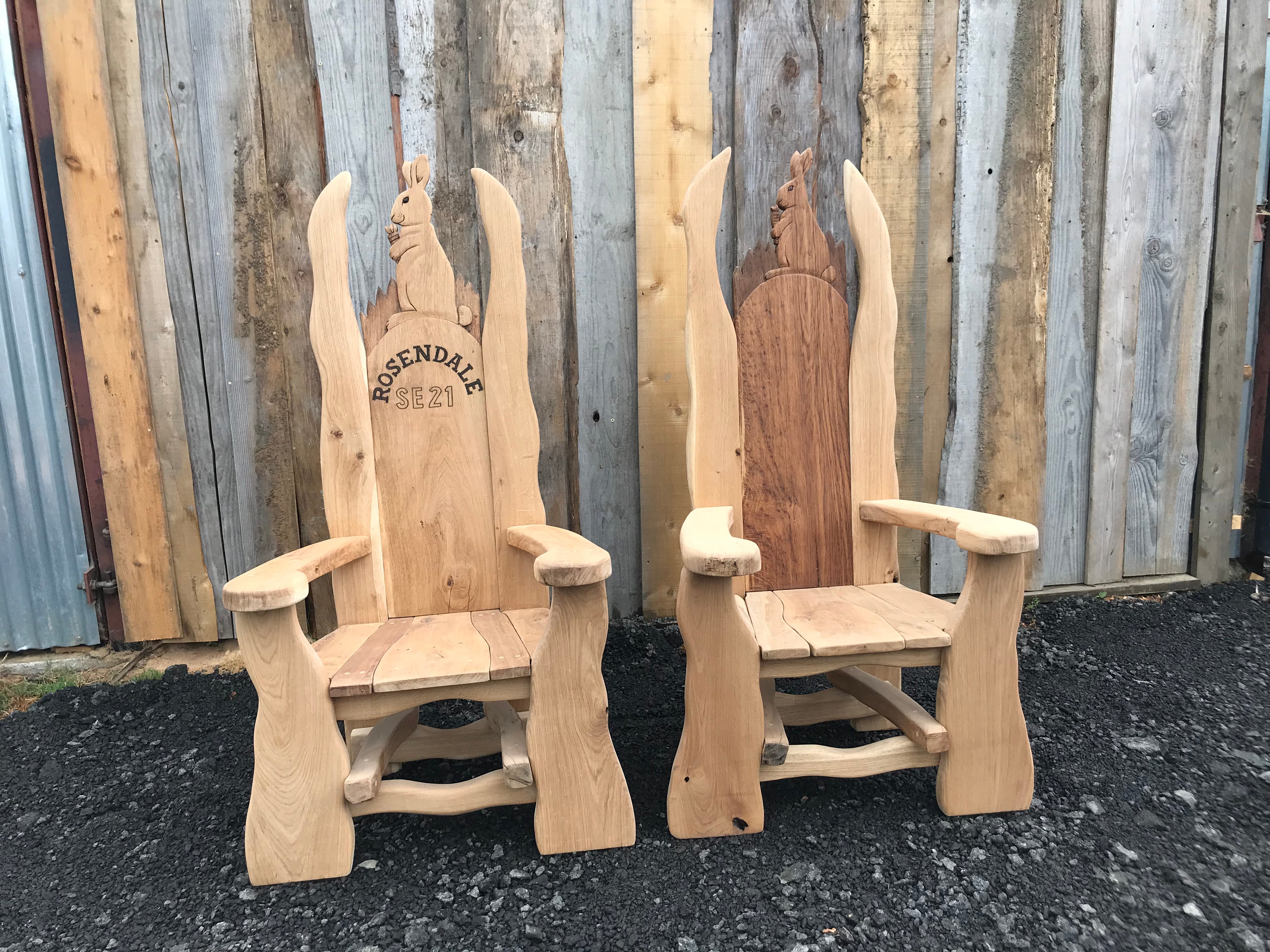 Paire de chaises en bois avec sculptures de lapin.