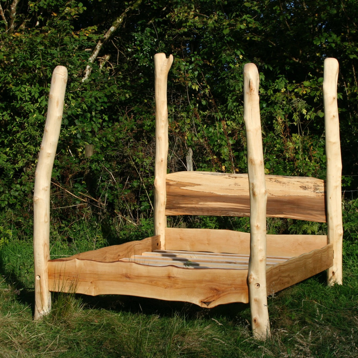 Lit écologique en bois flotté dans la nature