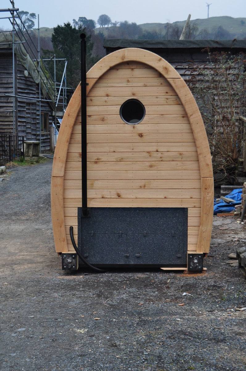 Vue arrière de la toilette à compost Timber Arc avec le tuyau d'aération