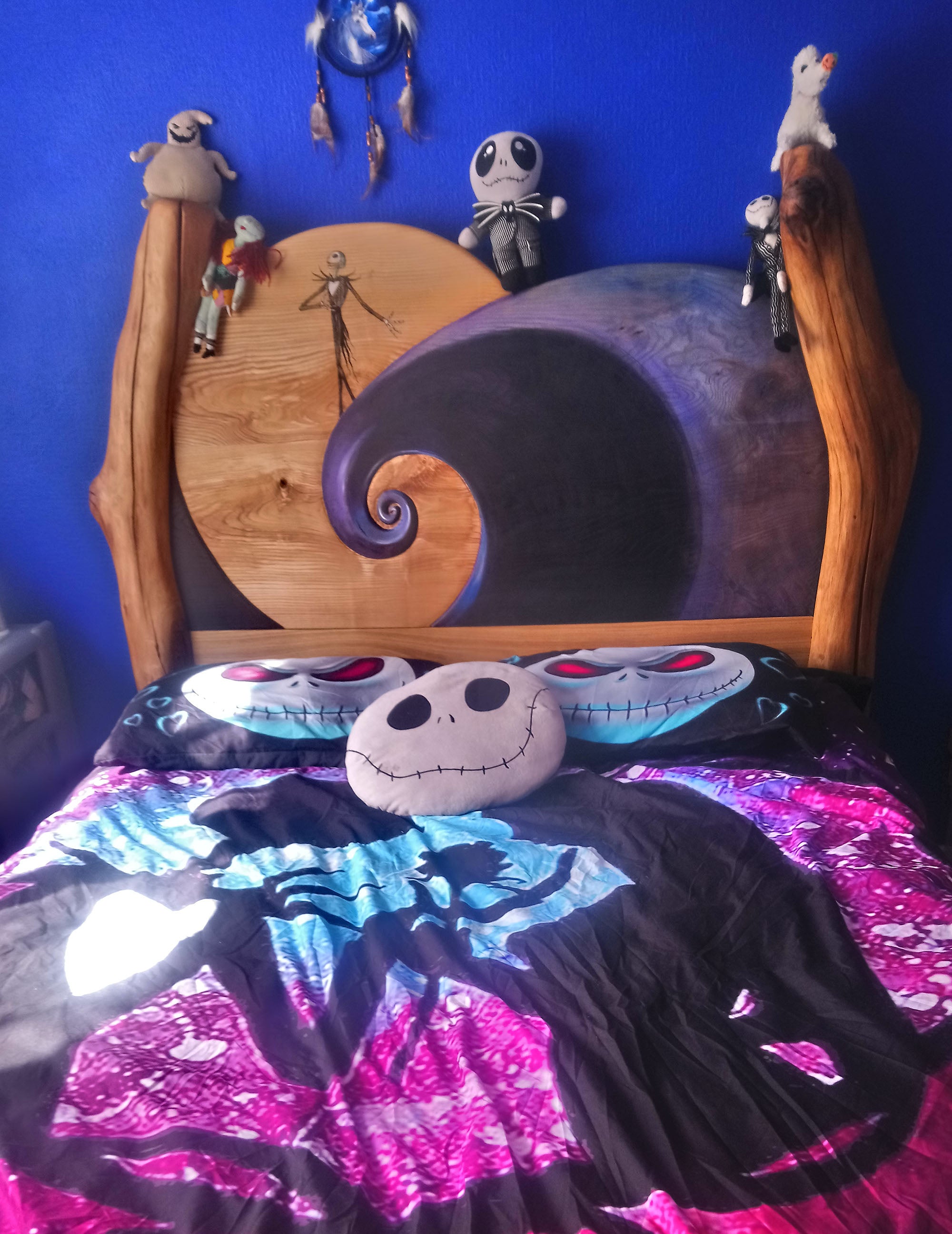 Custom Nightmare Before Christmas bed frame with unique wood design and themed headboard featuring iconic characters, creating a whimsical and spooky bedroom for Elzy