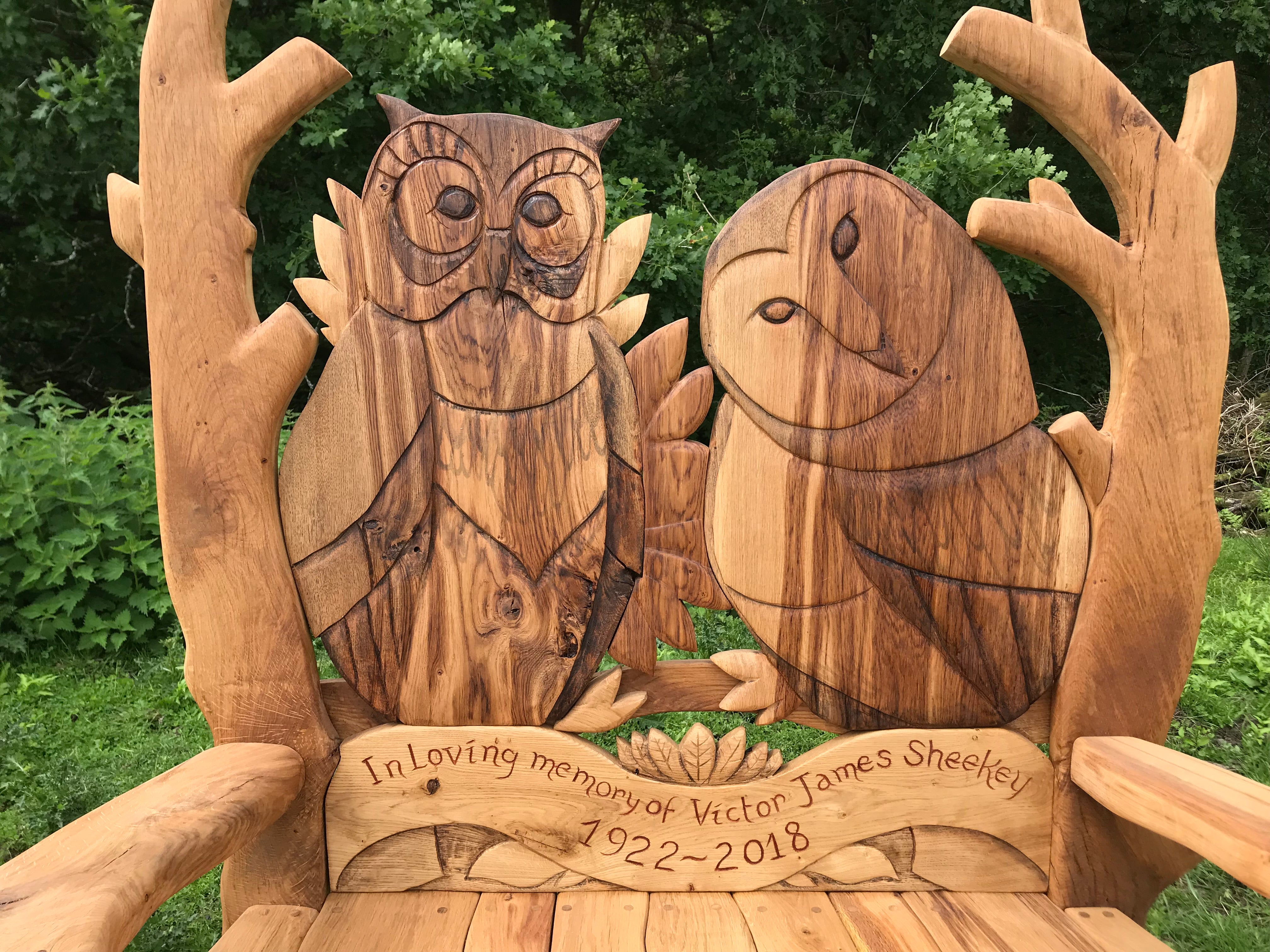 Banc en bois sculpté à la main avec un motif de hibou et de chouette.