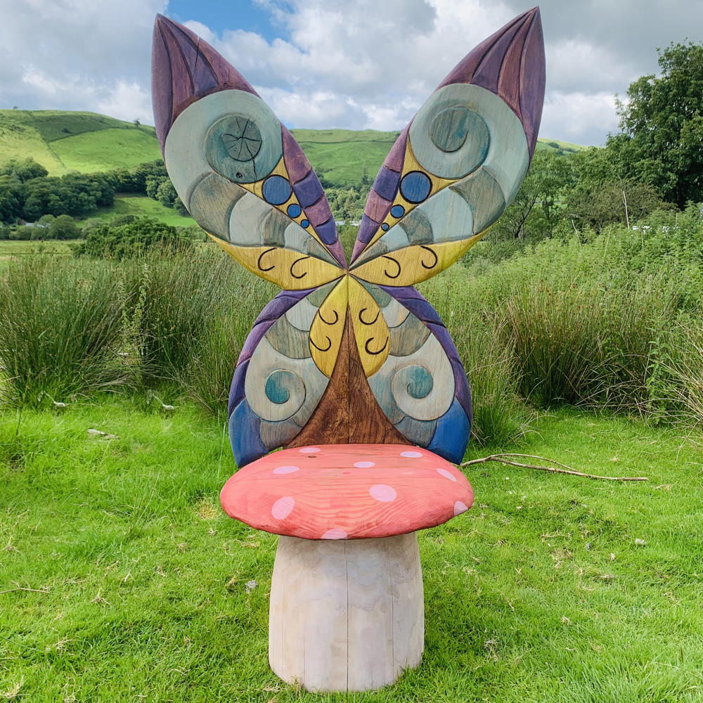 Chaise de fée en forme de champignon avec de grandes ailes de papillon à l'extérieur