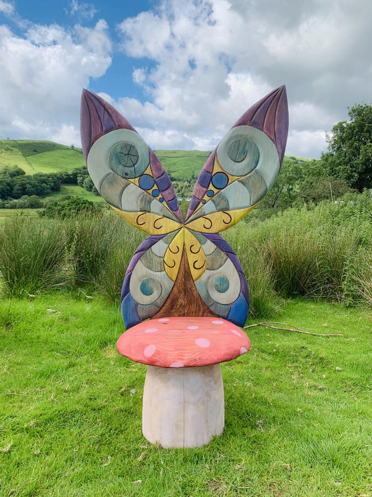 Chaise de fée d'extérieur avec ailes de papillon et assise en forme de champignon