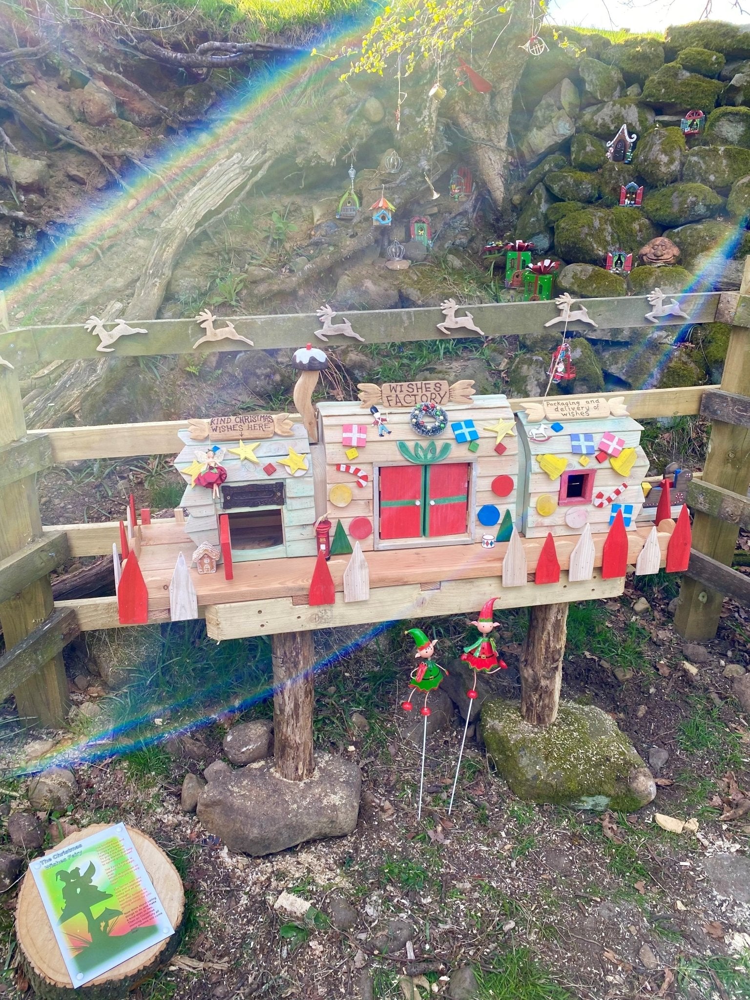 Atelier de fées coloré avec éléments décoratifs