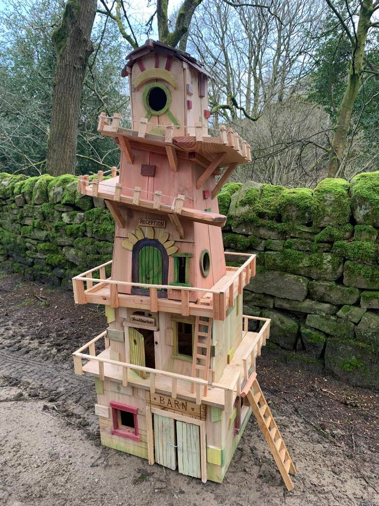 Maison de fées à plusieurs étages avec des détails complexes