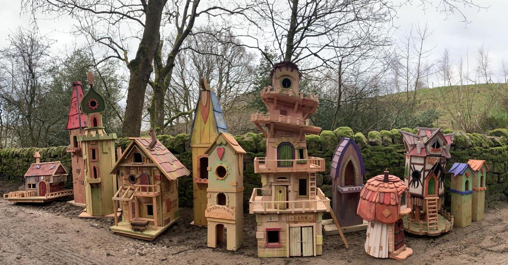 Un ensemble de maisons de fées aux styles architecturaux uniques