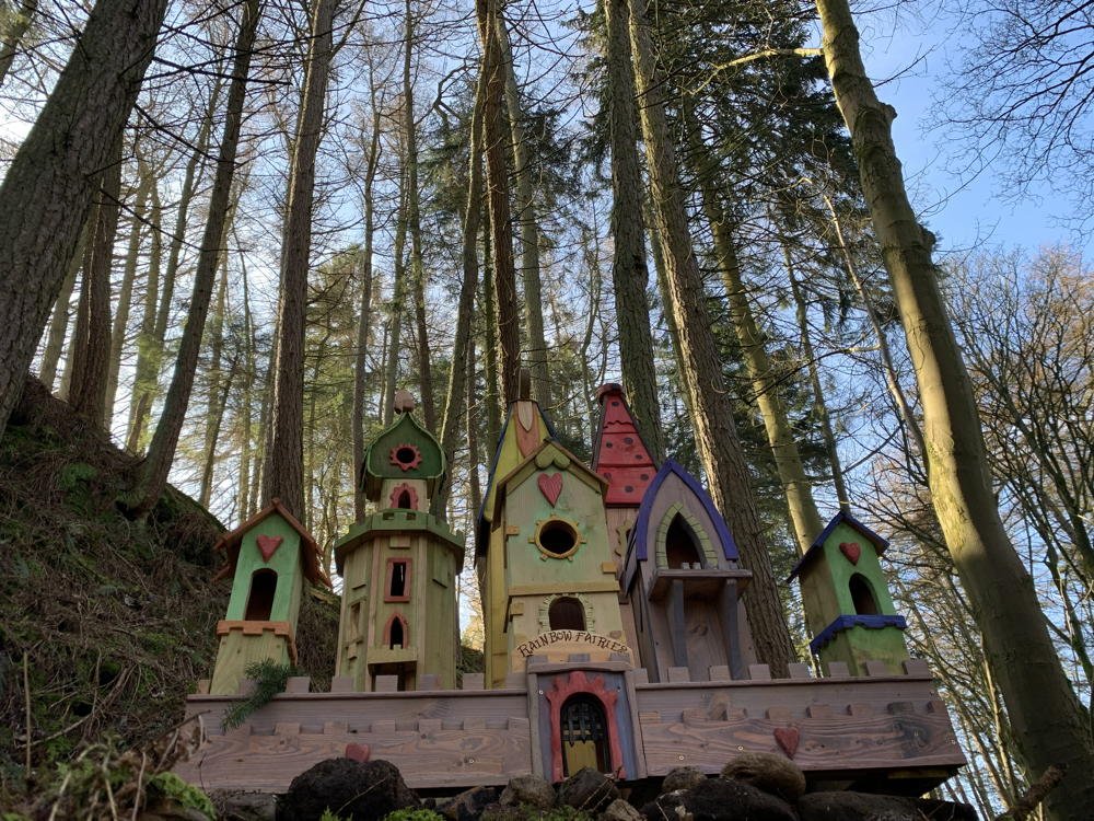 Village de fées dans une forêt avec de grands arbres