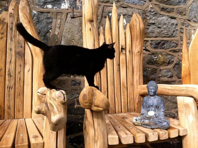 Handcrafted giant oak story time chair — bespoke reading throne for outdoor learning, Wales
