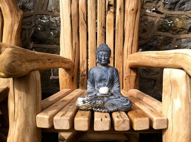 budda im Geschichtenerzählerstuhl