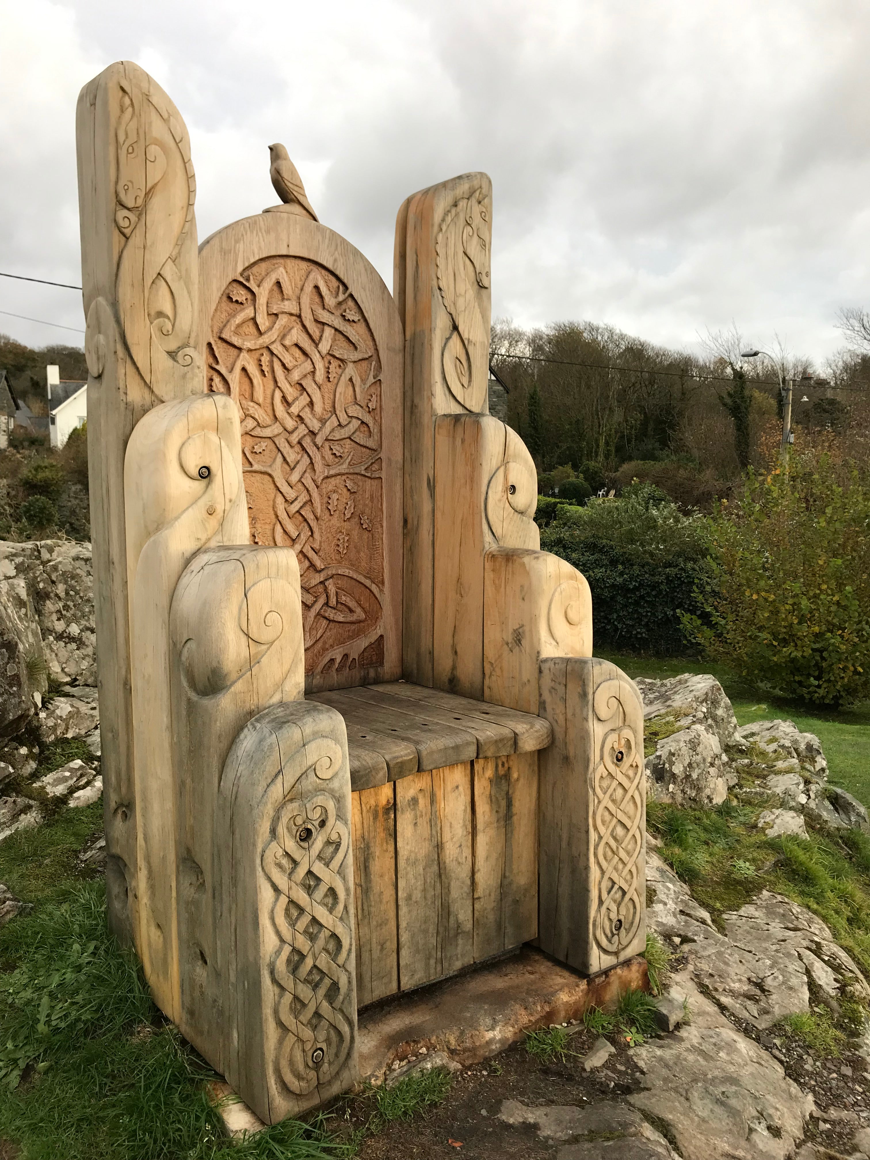 Trois chaises en bois avec des motifs uniques