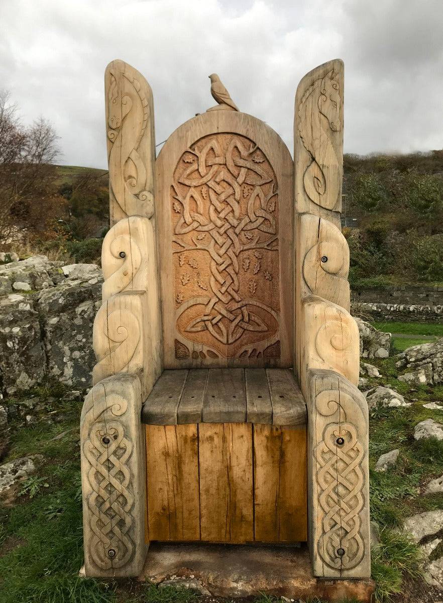 Riesiger Holzstuhl auf Schloss Harlech