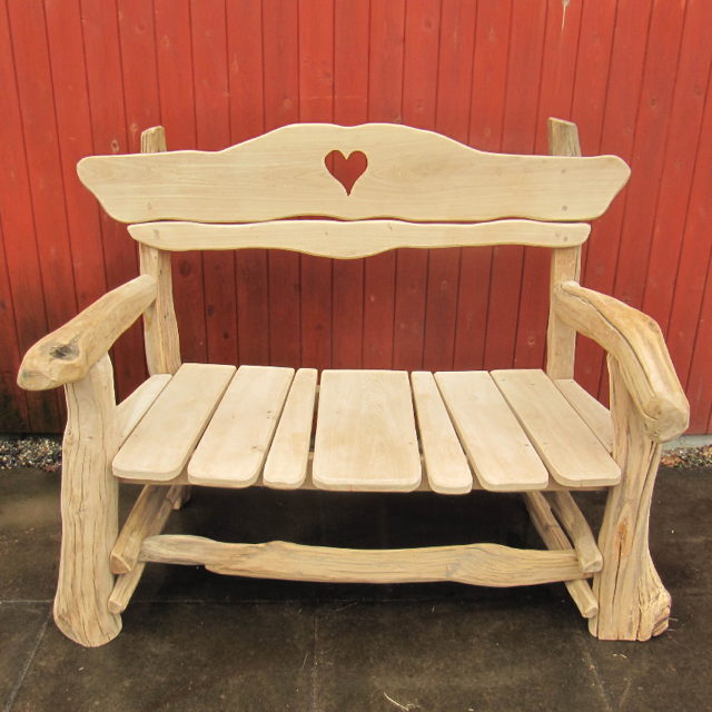 banc en chêne en forme de coeur