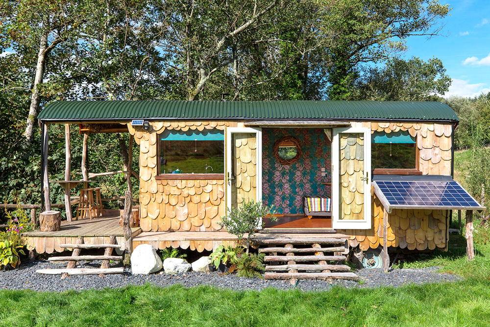 Charmante cabane de berger en bois à l'extérieur rustique