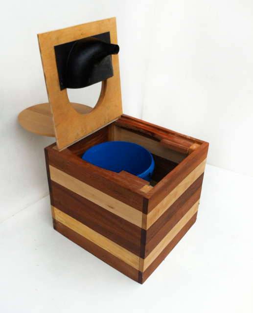 Houten composttoilet met urinescheider en blauwe emmer