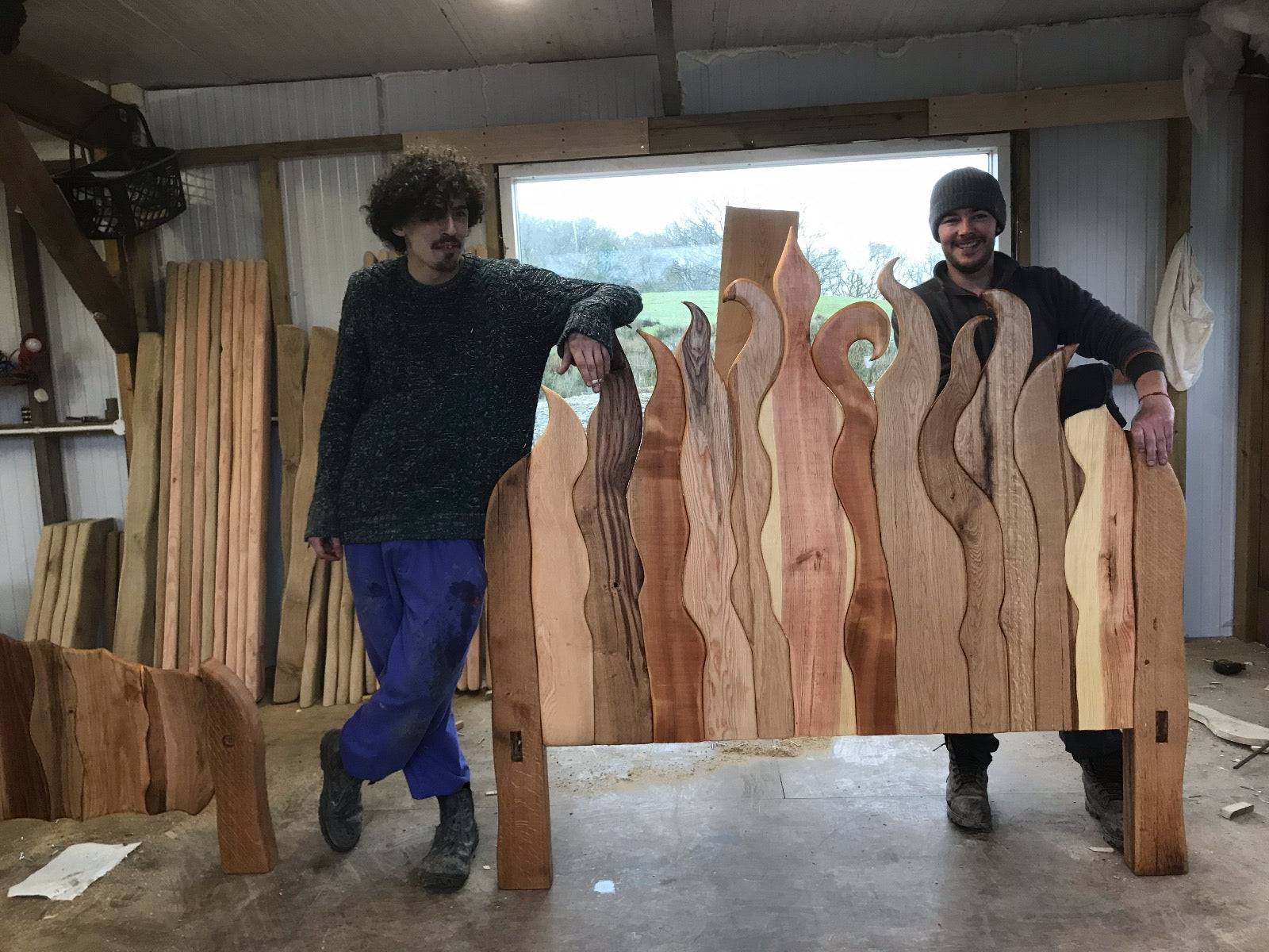 Artisans avec une tête de lit en bois sur le thème de la flamme