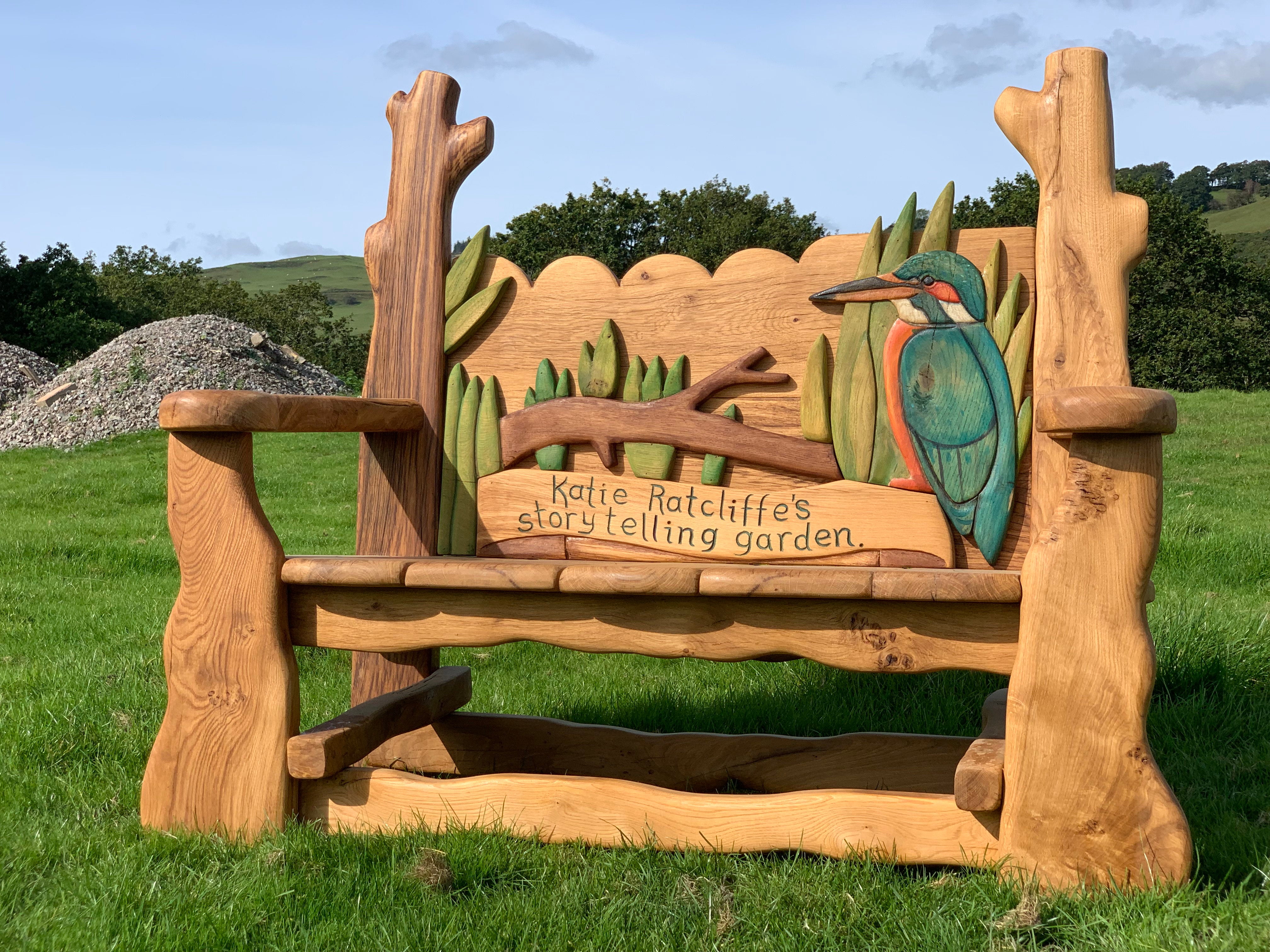 Chaises sculptées à la main célébrant les animaux du monde naturel