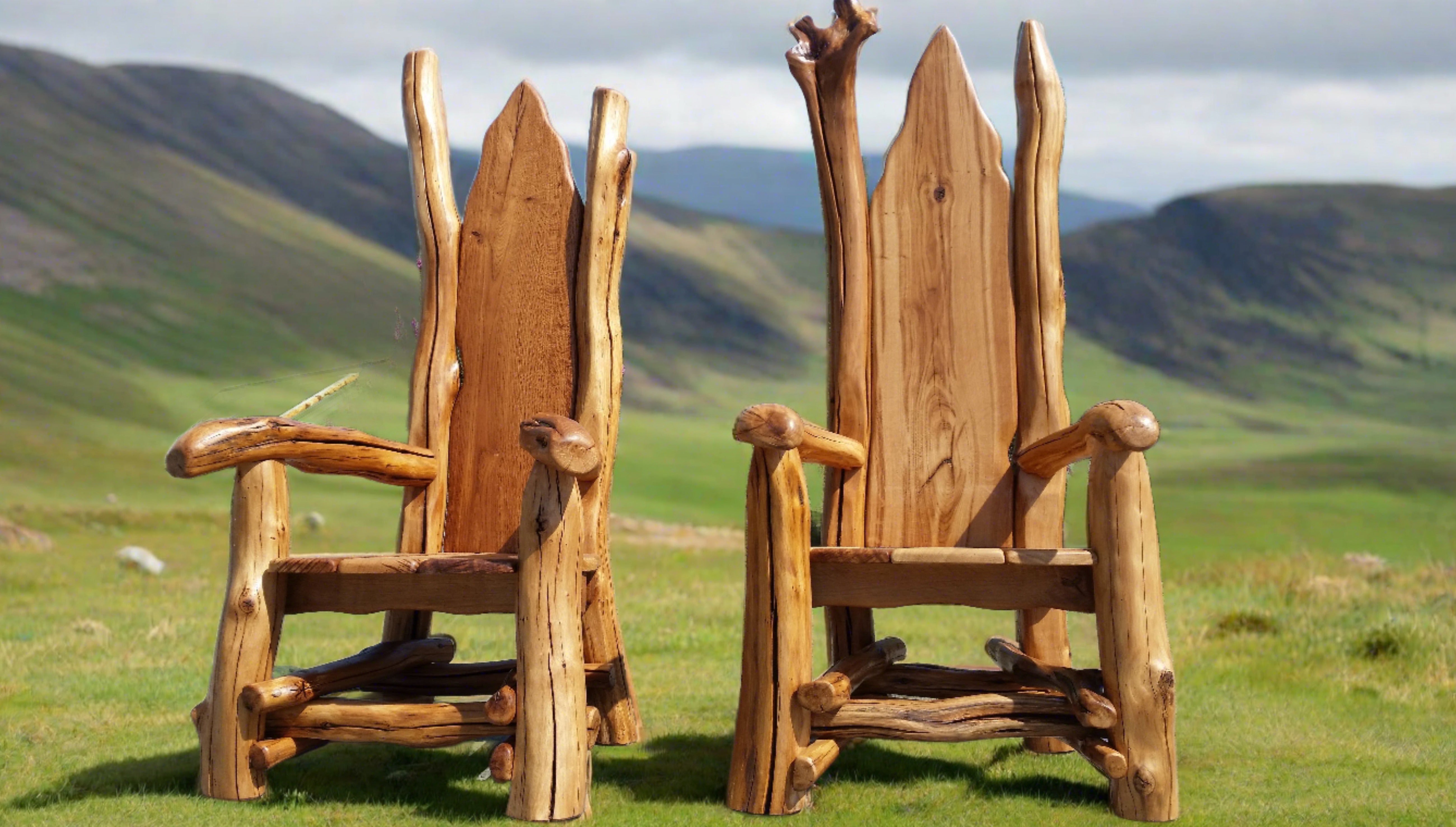 Lit en bois avec sculptures de dragons et de vagues