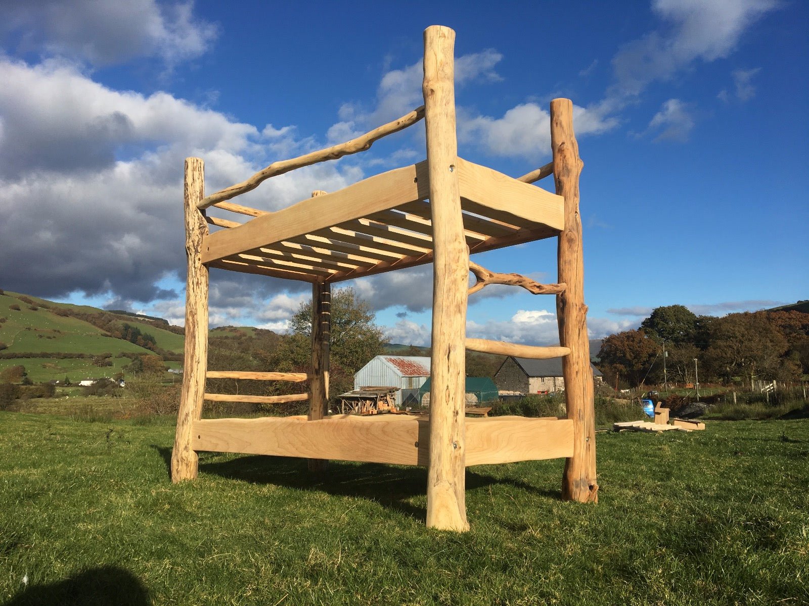 Stabiles Etagenbett aus Treibholz unter blauem Himmel