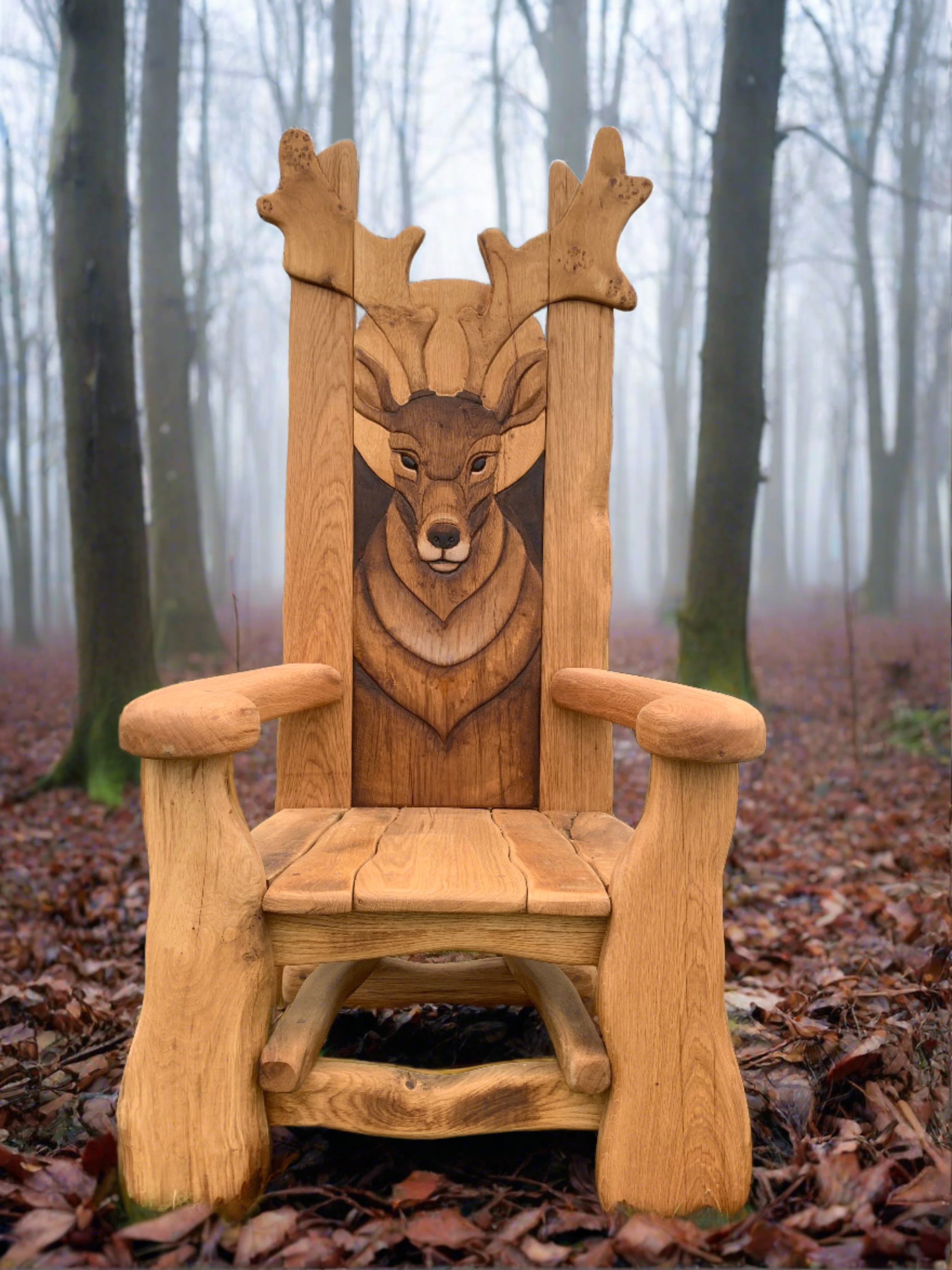 Chaise en bois avec sculpture de cerf dans une forêt brumeuse.