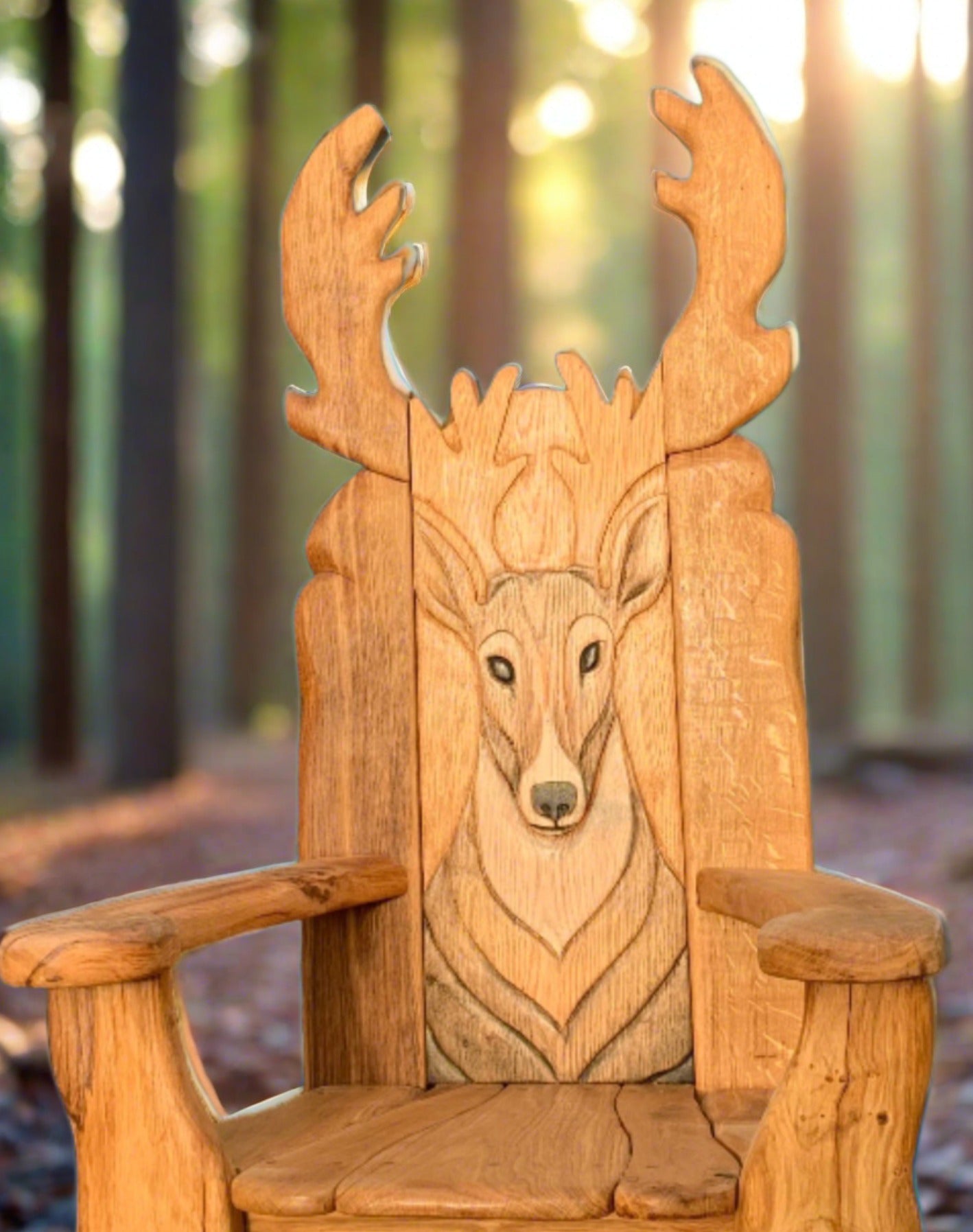 Sculpture de cerf sur une chaise en bois sur fond de forêt ensoleillée.