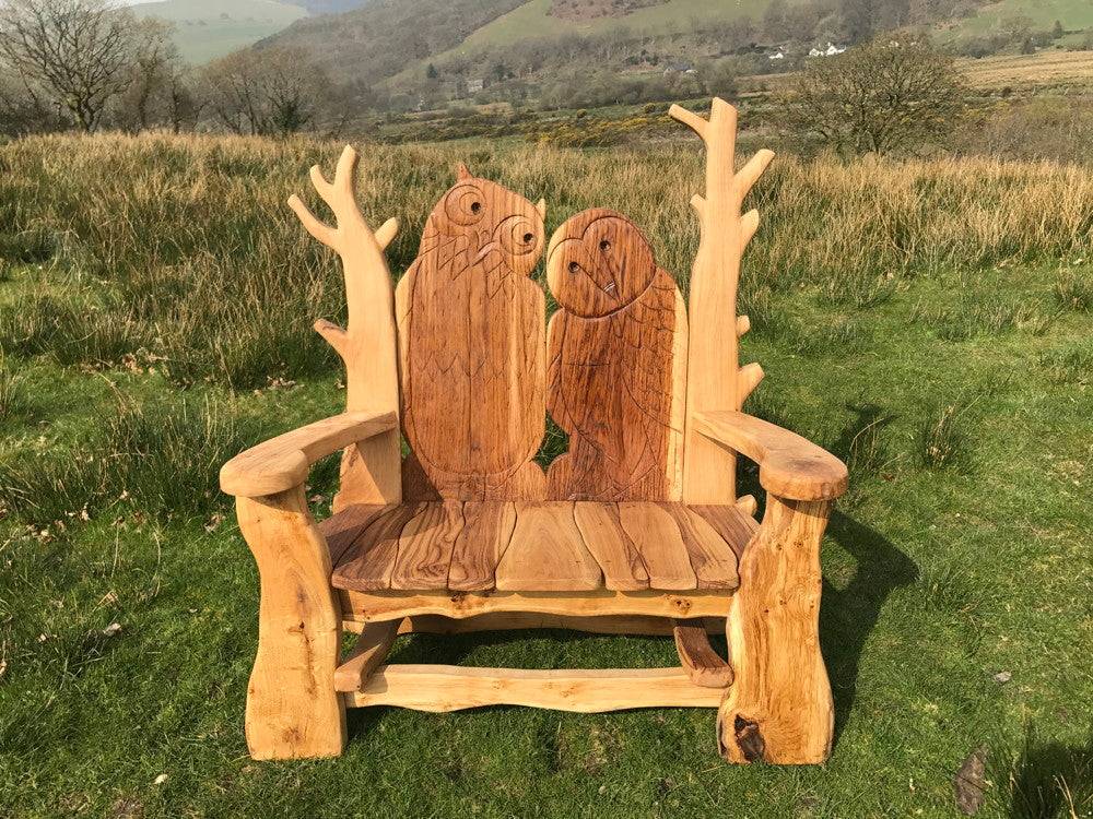 banc de jardin en chêne au soleil