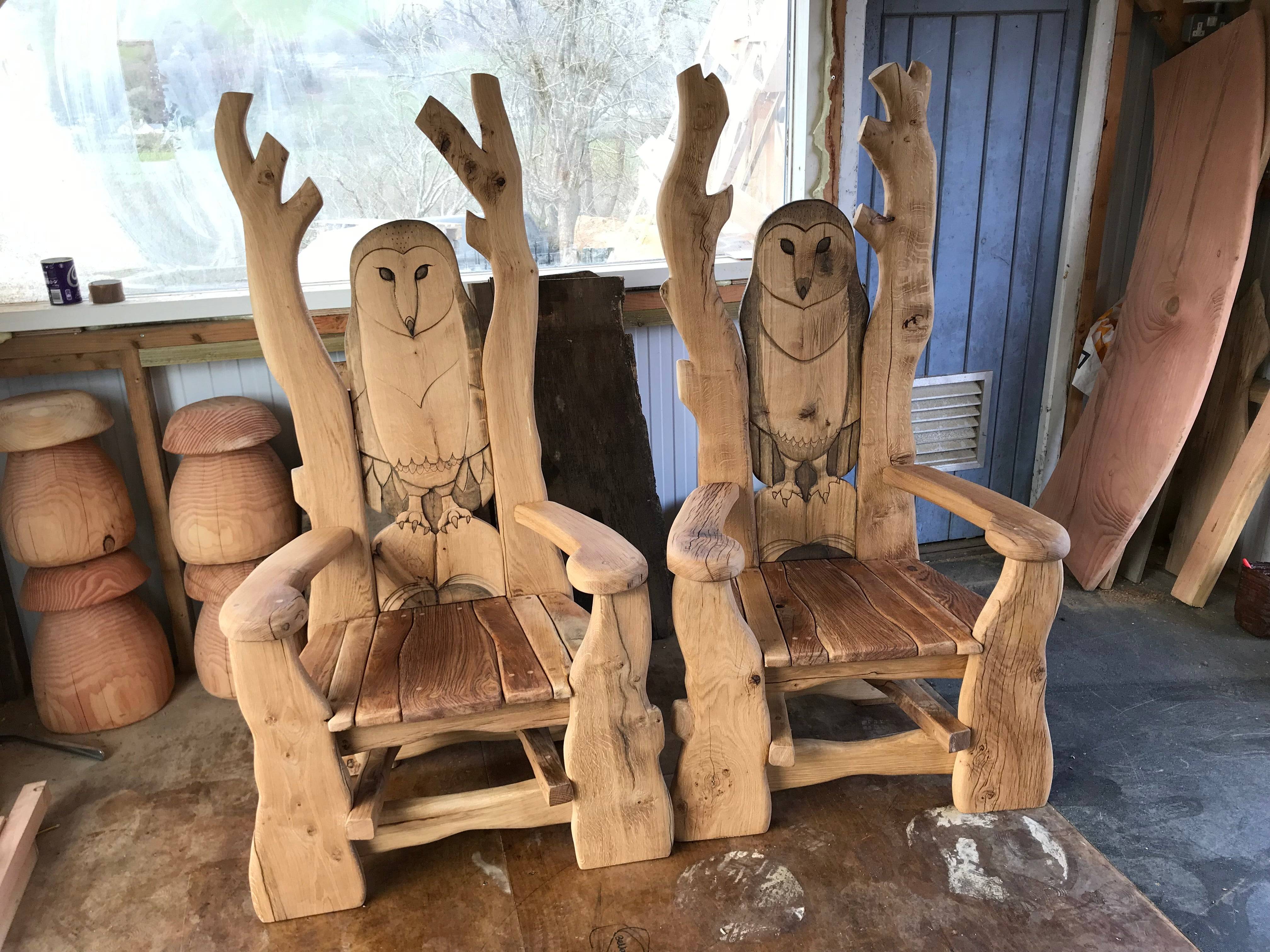 Deux chaises hibou sculptées dans l'atelier