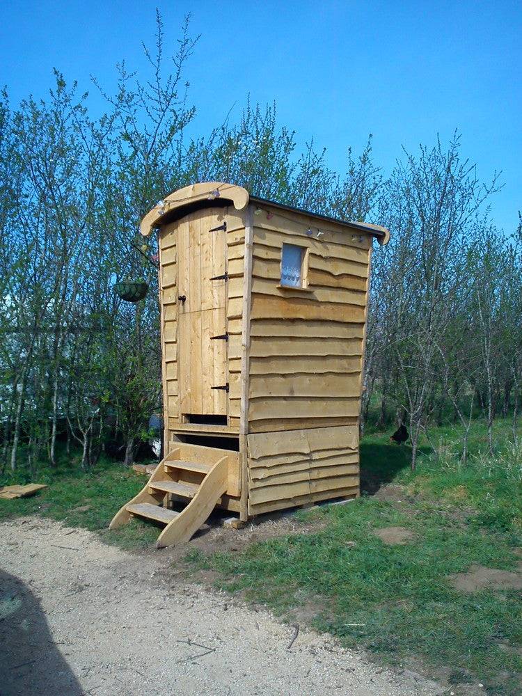 Toilettes à compost gitanes dans une zone boisée