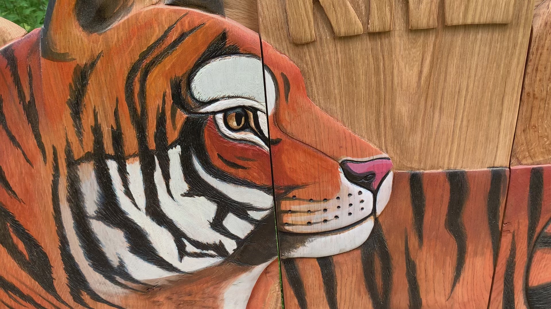 Sculpture détaillée d'un visage de tigre sur un banc en bois