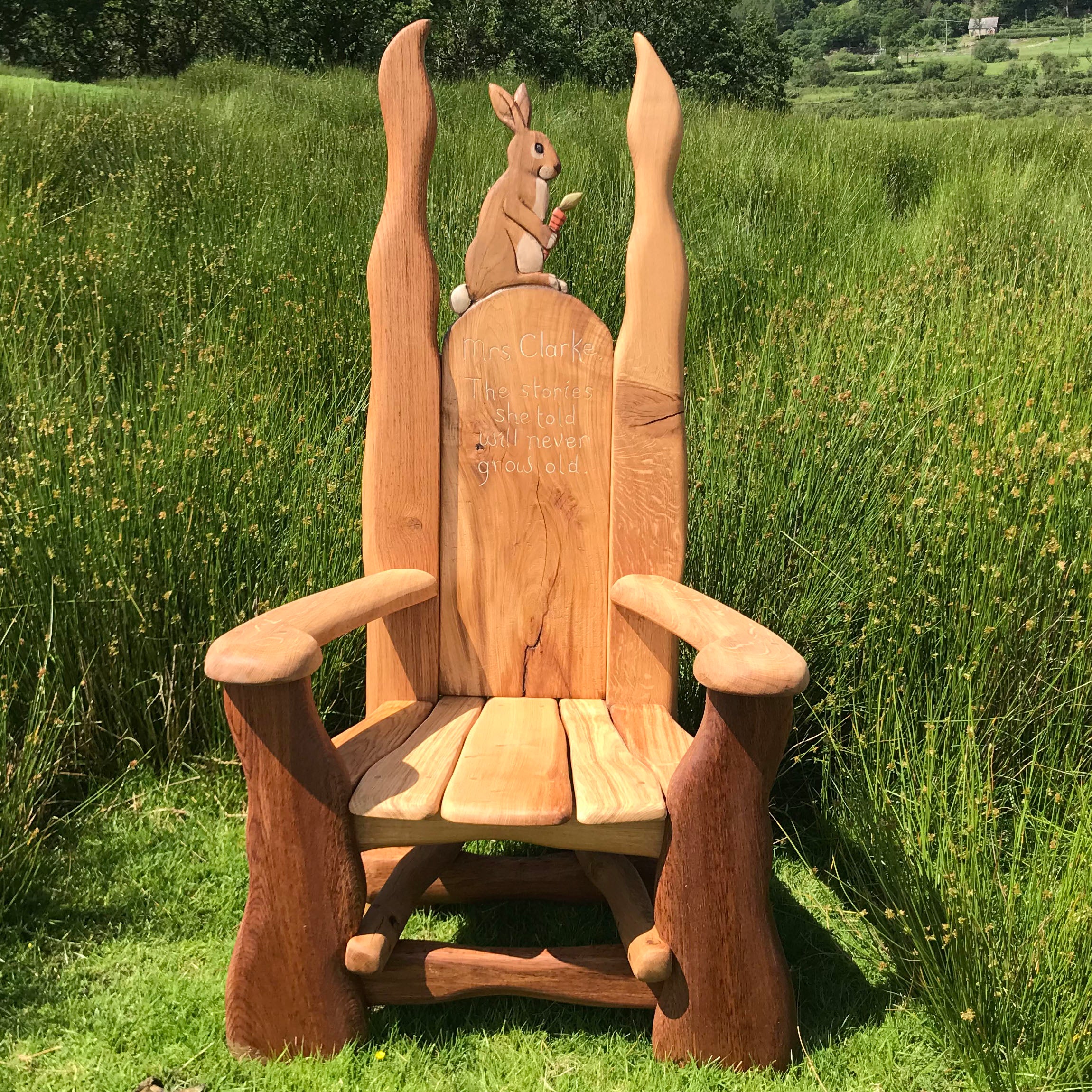 Chaise de lecture en chêne pour lapin dans un jardin luxuriant