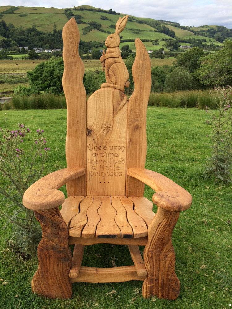 Chaise de conte en chêne avec sculpture de lapin dans un paysage pittoresque