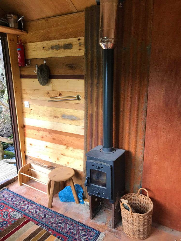 Holzofen in der Hütte des Hirten