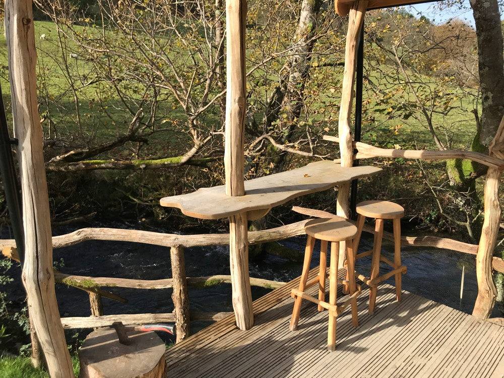 Barbereich im Freien mit Hockern bei der Hirtenhütte