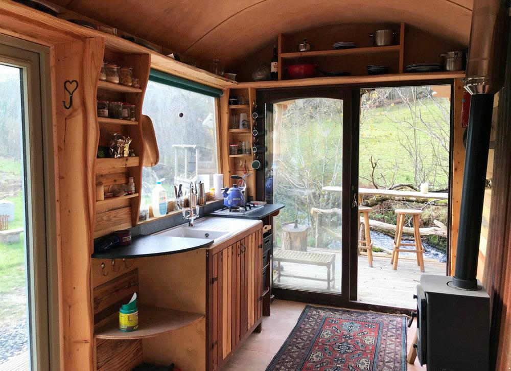 Küchenbereich im Inneren der Hirtenhütte mit Regalen