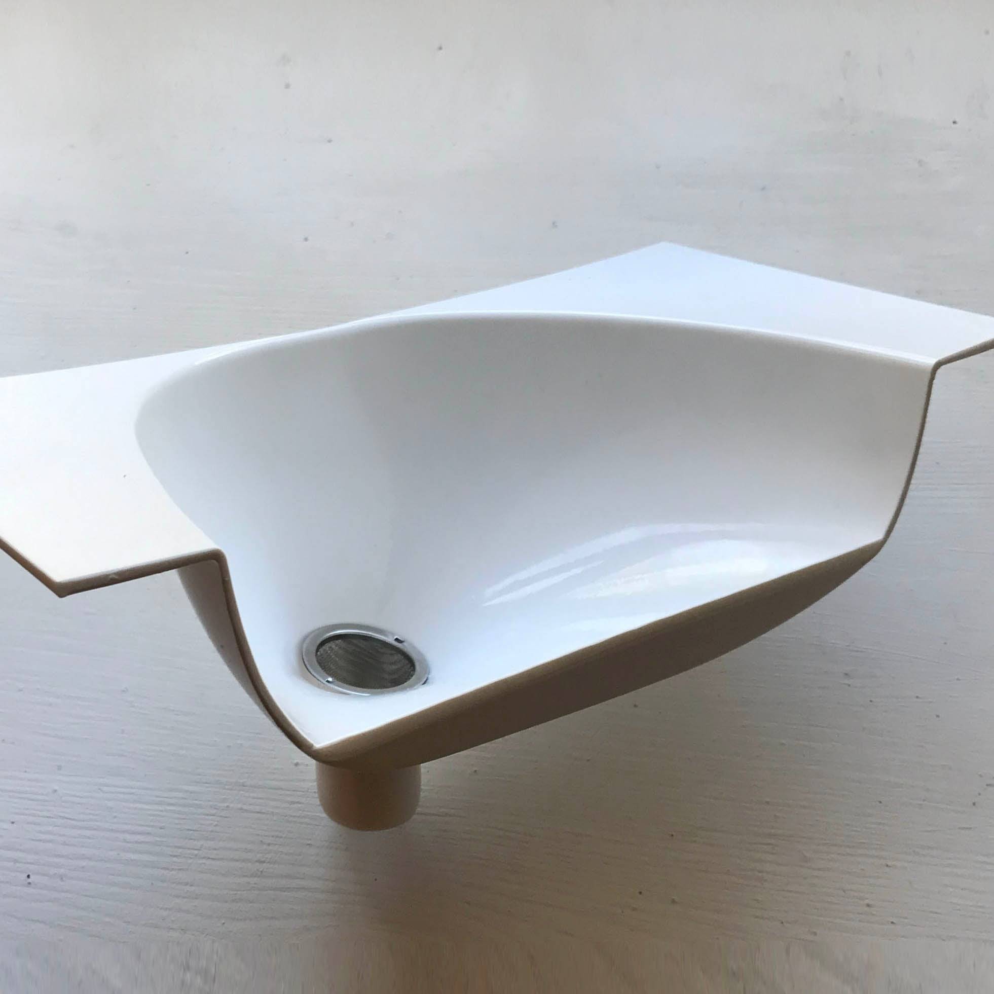 Séparateur d'urine blanc pour toilettes à compostage sur fond blanc