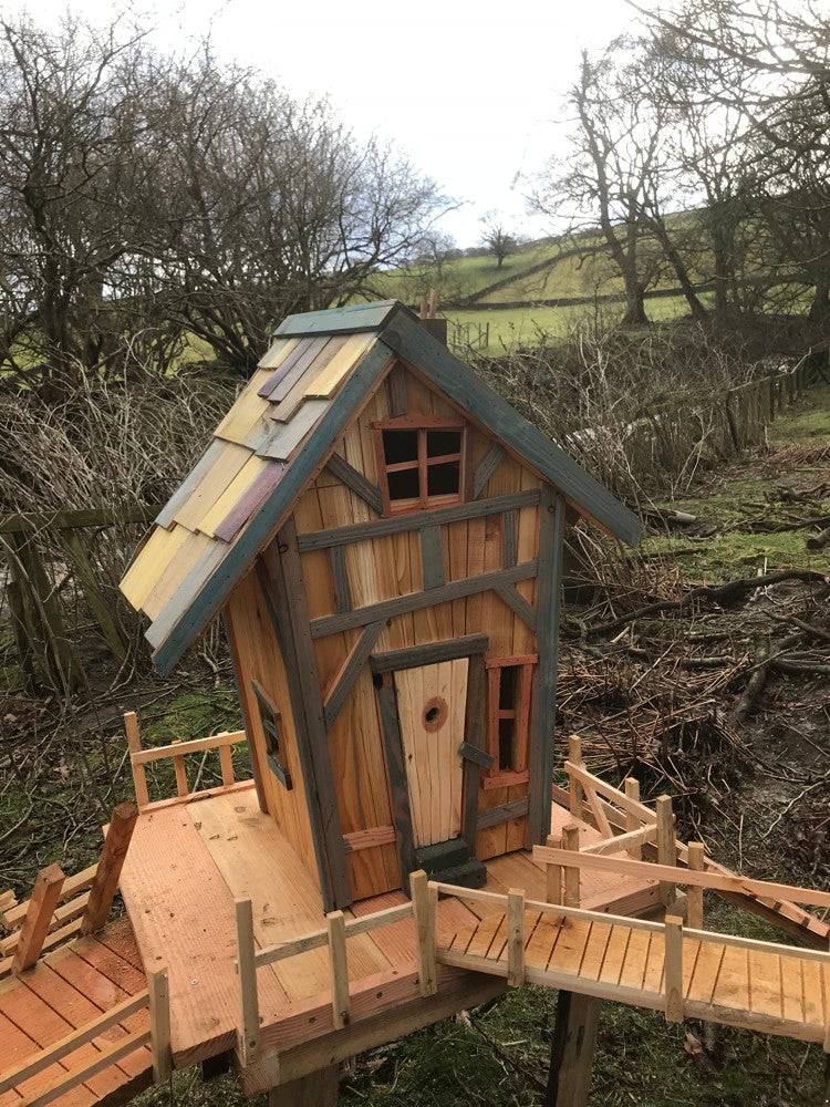 Rustikales Feenhaus aus Holz mit einem Balkon