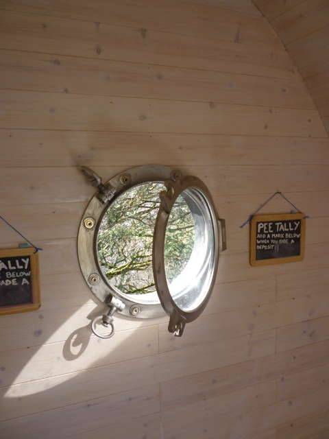 Innenfenster und Schilder im Inneren der Timber Arc Composting Toilet