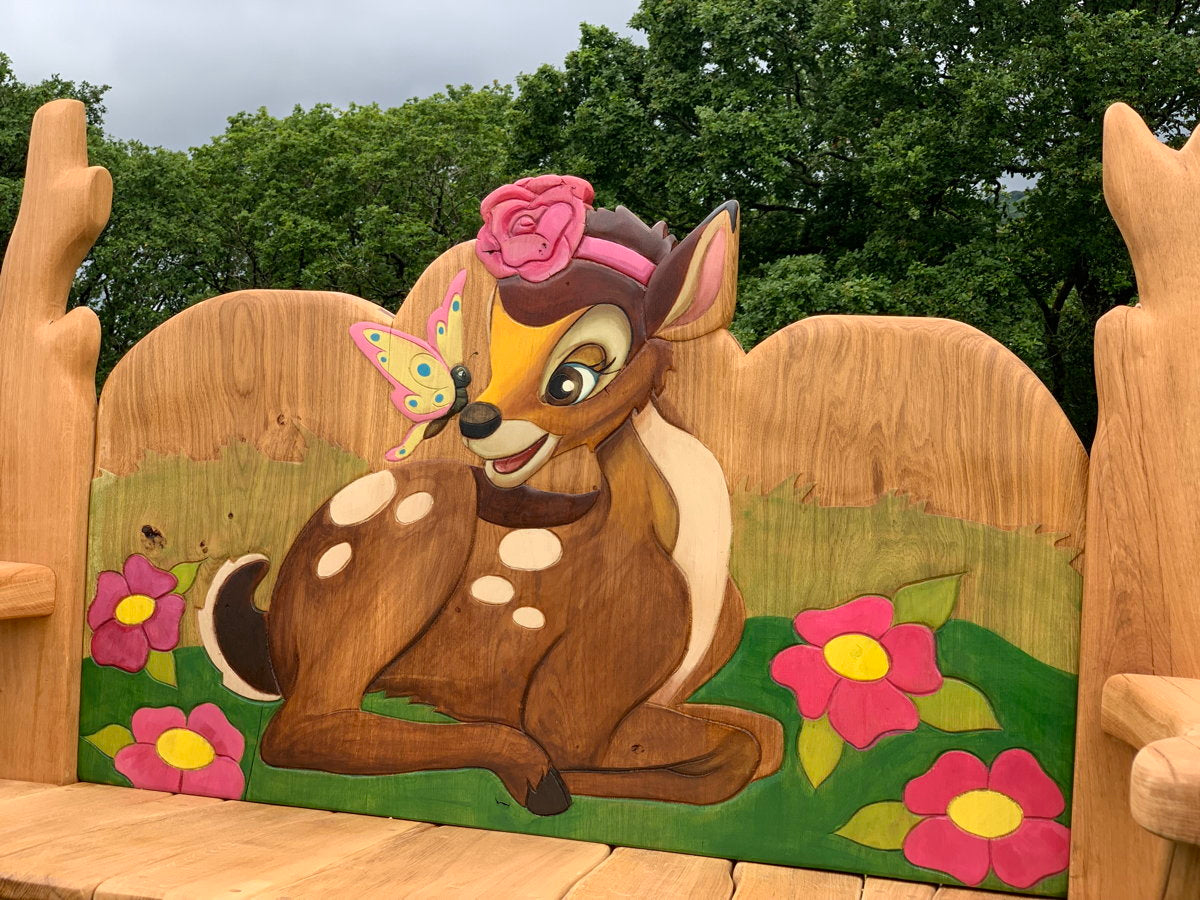 Banc en chêne fabriqué à la main avec Bambi et des fleurs