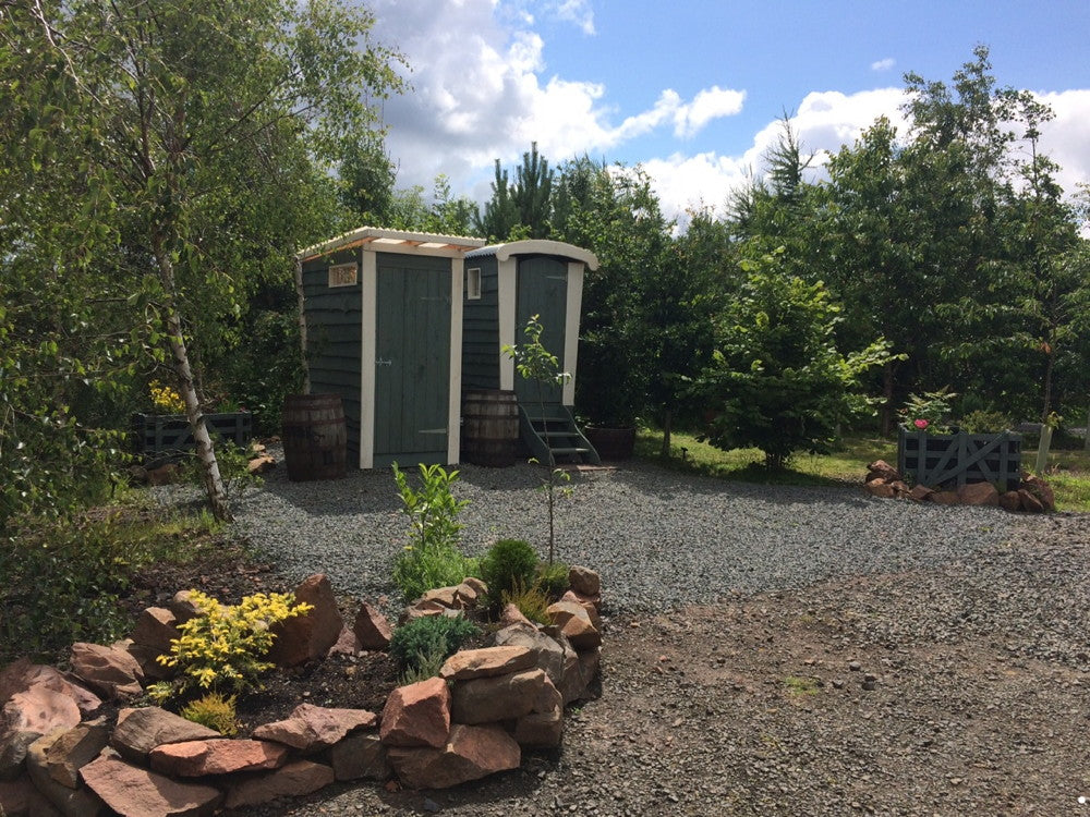 Gartenbereich mit zwei Komposttoiletten