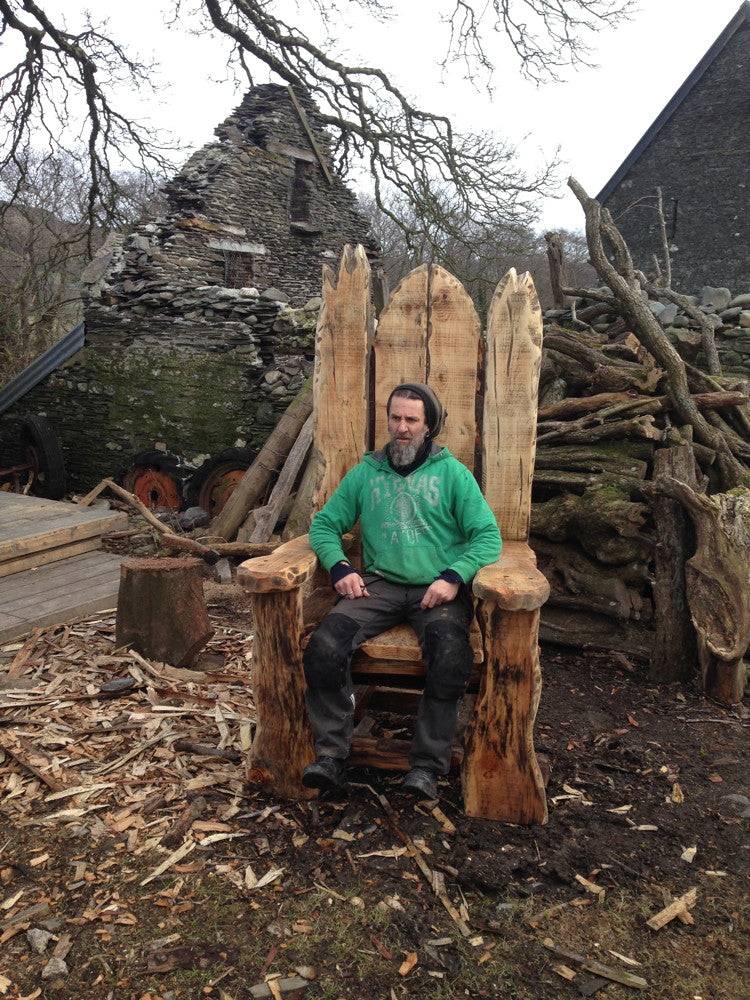 Personne assise sur le trône géant de Shrek en plein air