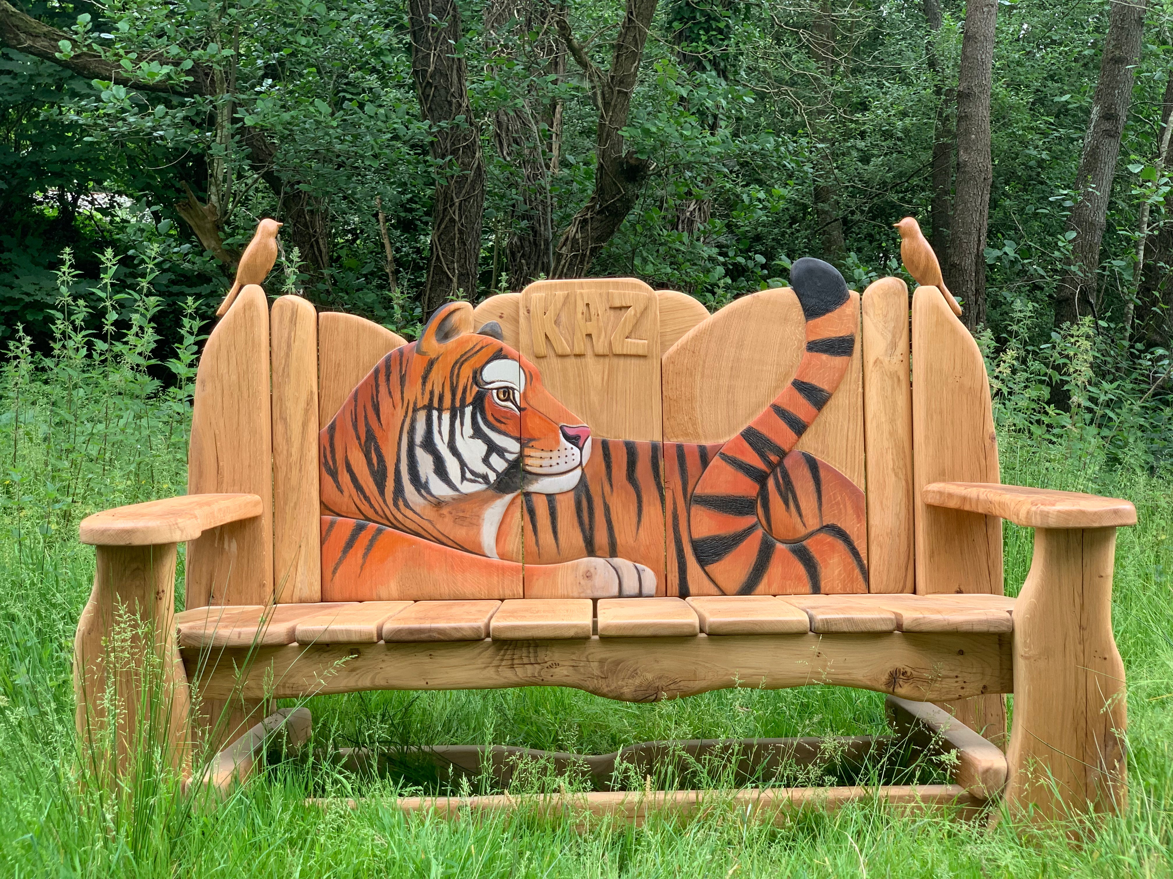 Chaises sculptées à la main célébrant les animaux du monde naturel